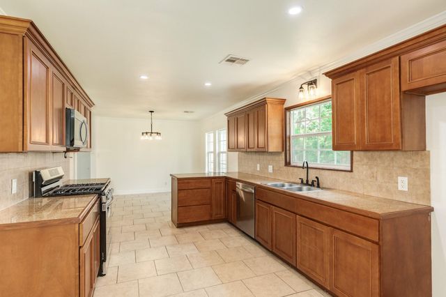 211 Oak Drive, Lake Jackson, TX 77566