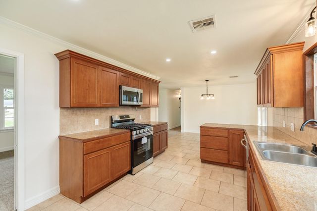 211 Oak Drive, Lake Jackson, TX 77566