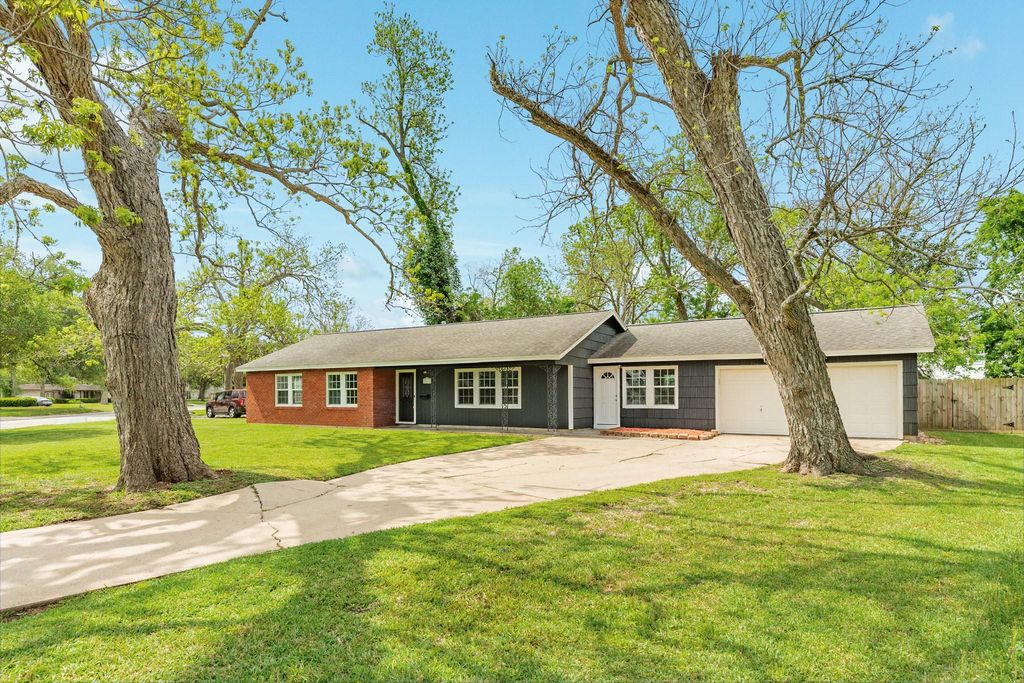 211 Oak Drive, Lake Jackson, TX 77566