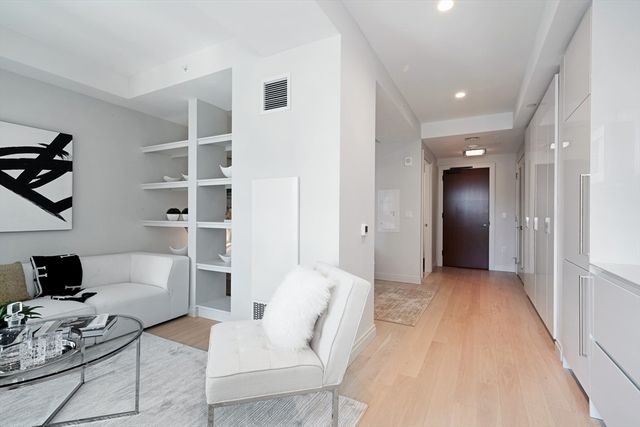 135 Seaport Blvd U18, Boston, MA 02210