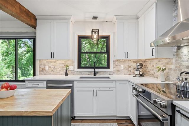 6311 Sherwood Lane, Merriam, KS 66203