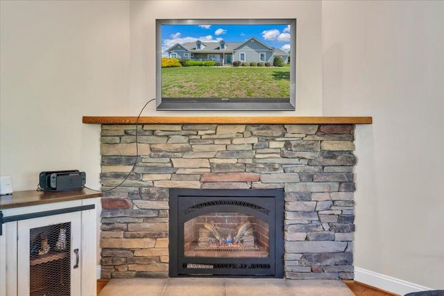 47 Camellia PL, Moneta, VA 24121