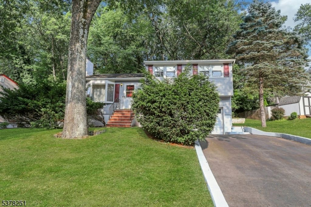 97 Knolls Rd, Bloomingdale Boro, NJ 07403