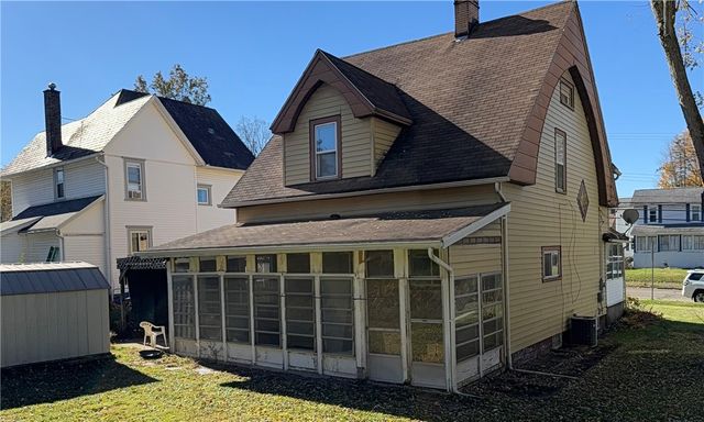 133 S 7th St, Sharpsville, PA 16150