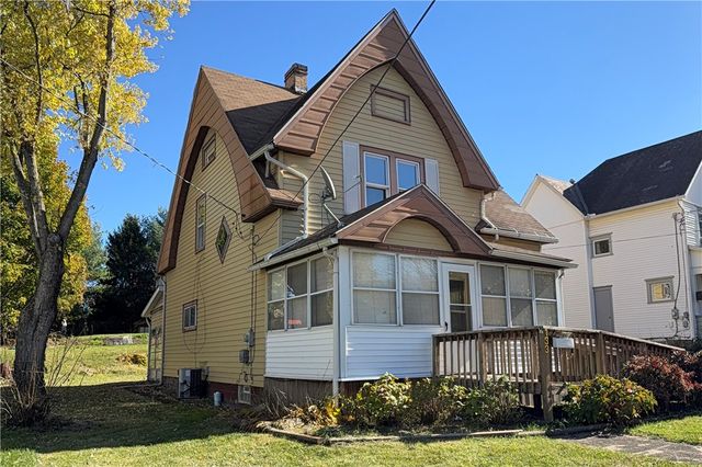 133 S 7th St, Sharpsville, PA 16150