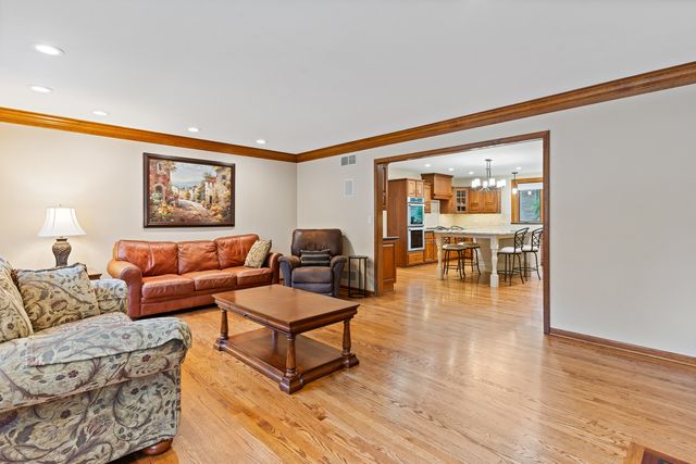 390 Grandview Avenue, Glen Ellyn, IL 60137