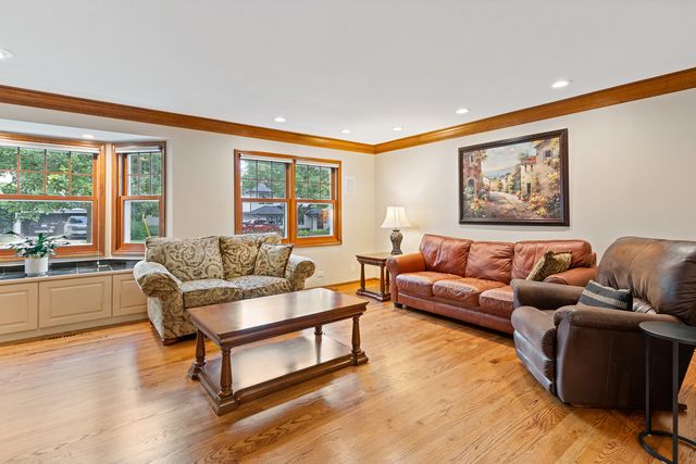 390 Grandview Avenue, Glen Ellyn, IL 60137