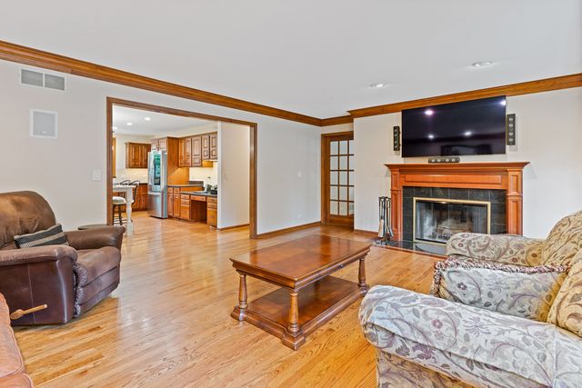 390 Grandview Avenue, Glen Ellyn, IL 60137