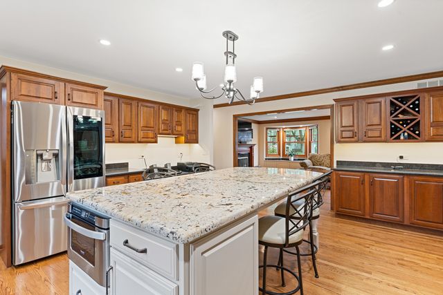 390 Grandview Avenue, Glen Ellyn, IL 60137