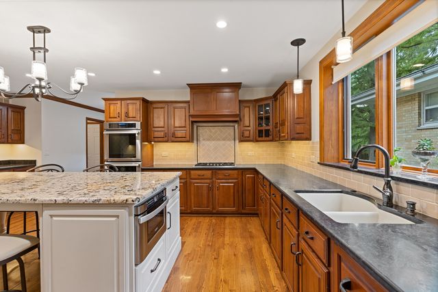 390 Grandview Avenue, Glen Ellyn, IL 60137