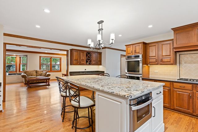 390 Grandview Avenue, Glen Ellyn, IL 60137