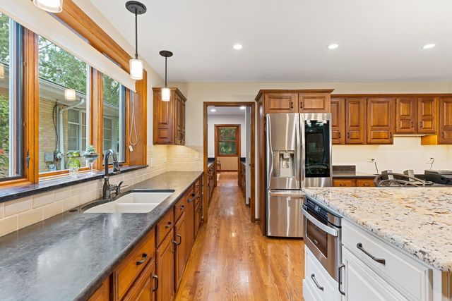 390 Grandview Avenue, Glen Ellyn, IL 60137