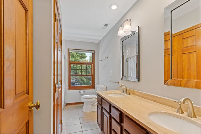 390 Grandview Avenue, Glen Ellyn, IL 60137