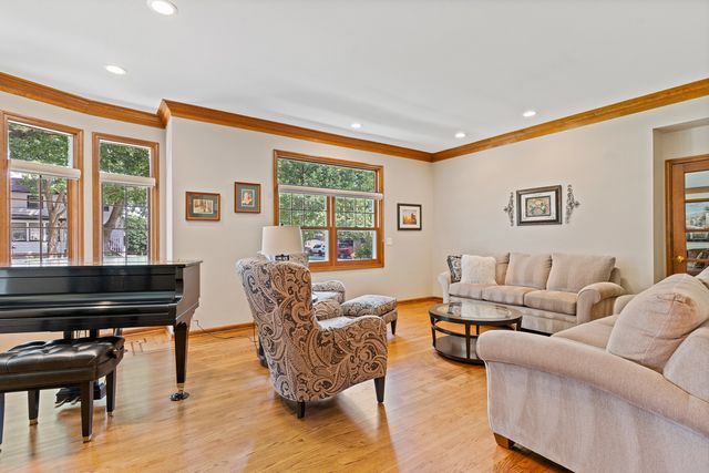390 Grandview Avenue, Glen Ellyn, IL 60137