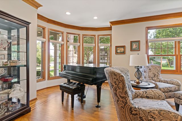 390 Grandview Avenue, Glen Ellyn, IL 60137