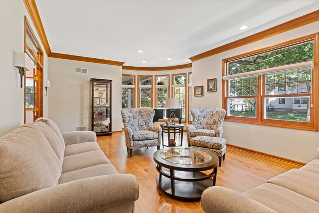 390 Grandview Avenue, Glen Ellyn, IL 60137