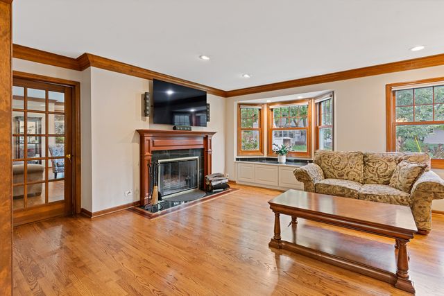 390 Grandview Avenue, Glen Ellyn, IL 60137