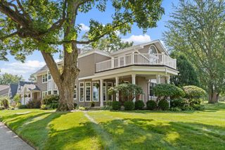 390 Grandview Avenue, Glen Ellyn, IL 60137
