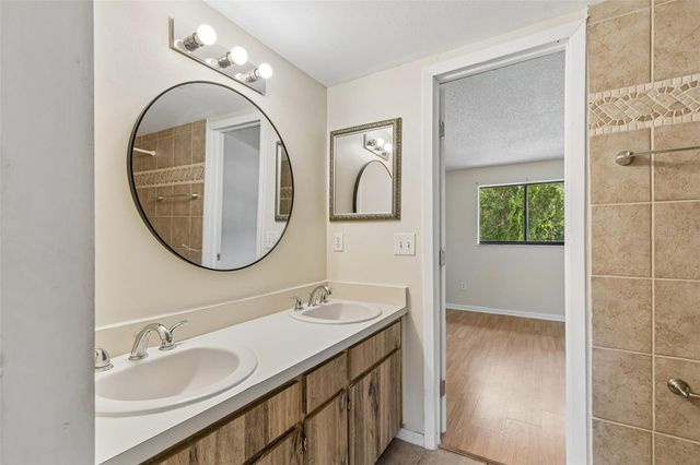 3911 OAK LIMB COURT, Tampa, FL 33614