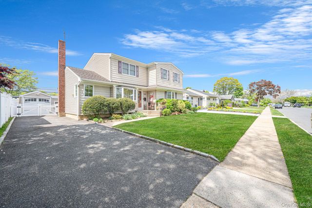 568 Chestnut Lane, East Meadow, NY 11554