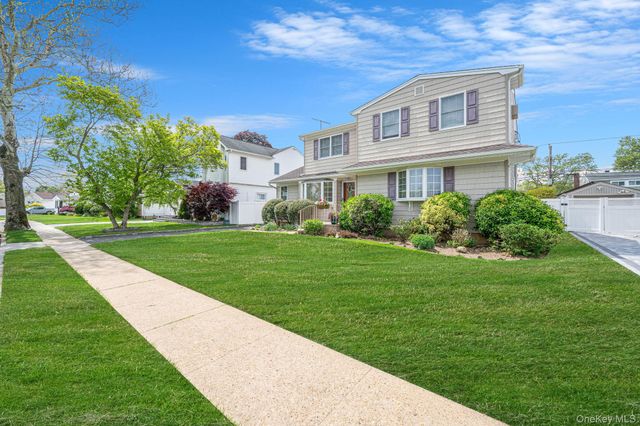 568 Chestnut Lane, East Meadow, NY 11554