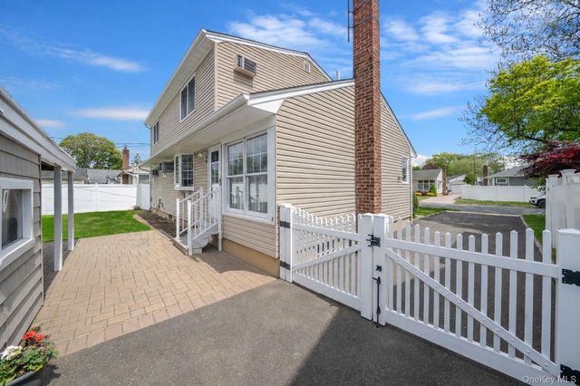 568 Chestnut Lane, East Meadow, NY 11554
