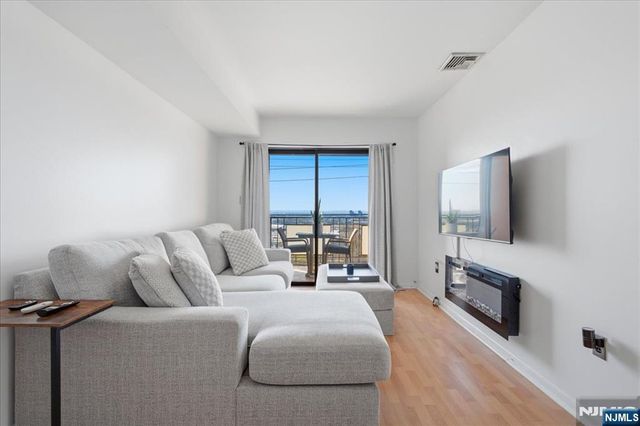 1906 Paterson Plank Road 2E, North Bergen, NJ 07047