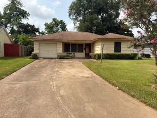 311 Wisteria Street, Lake Jackson, TX 77566