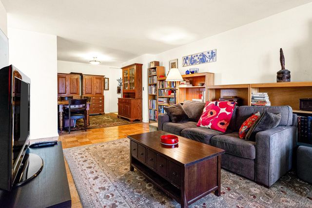 70-25 Yellowstone Blvd Yellowstone Boulevard 4D, Forest Hills, NY 11375