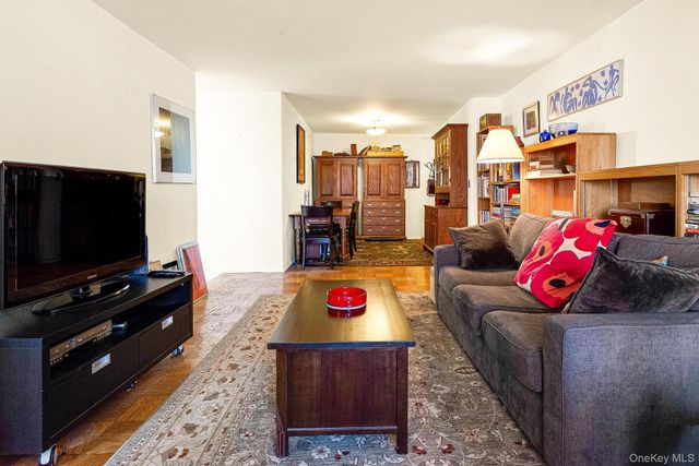 70-25 Yellowstone Blvd Yellowstone Boulevard 4D, Forest Hills, NY 11375