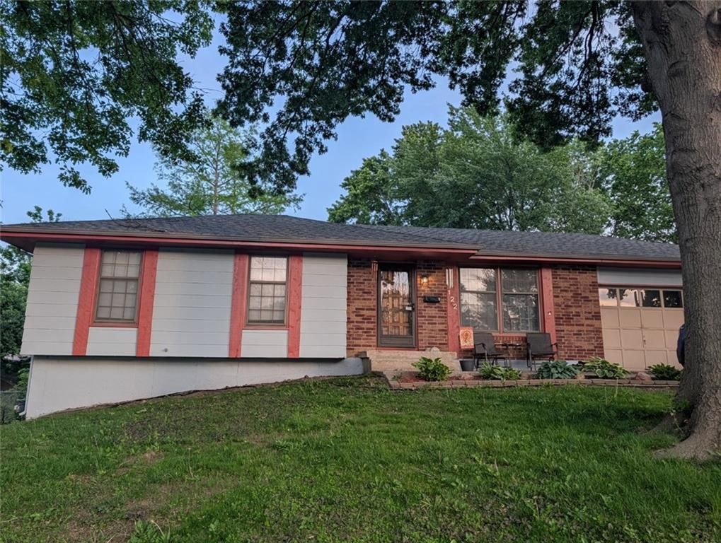 122 E Walnut Street, Blue Springs, MO 64014