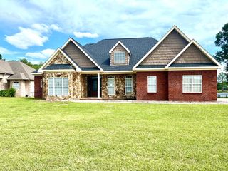 208 Lakeside Dr, Dothan, AL 36301