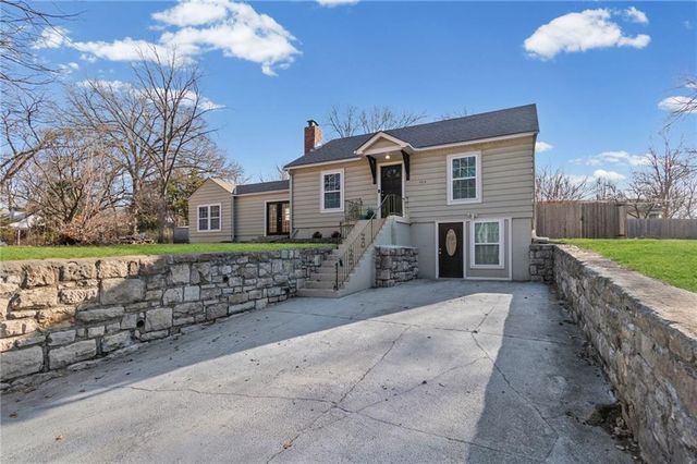 4919 N Troost Avenue, Kansas City, MO 64118