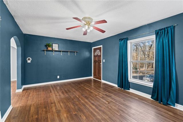 4919 N Troost Avenue, Kansas City, MO 64118