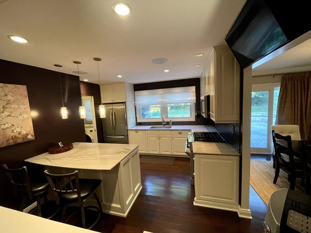 1233 Allison Lane, Schaumburg, IL 60194
