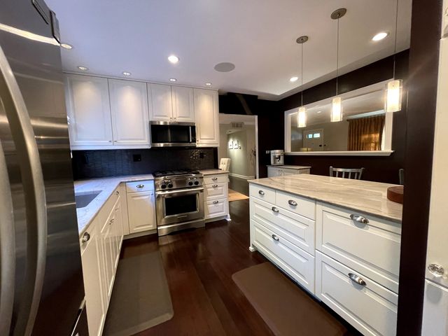 1233 Allison Lane, Schaumburg, IL 60194
