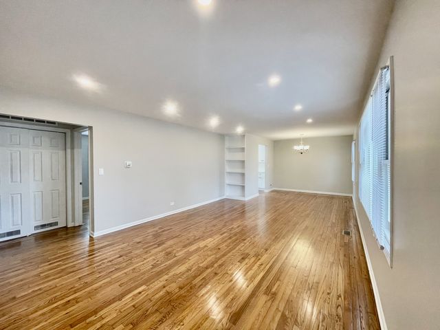 15 Bradley Lane, Hoffman Estates, IL 60169