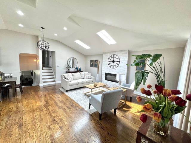 8057 Valley Drive, Palos Hills, IL 60465