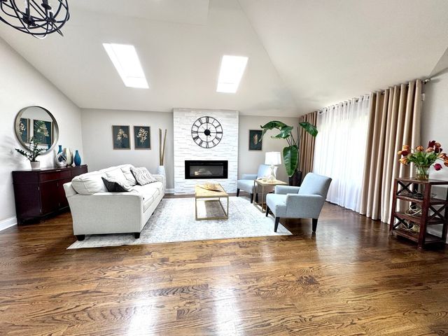 8057 Valley Drive, Palos Hills, IL 60465