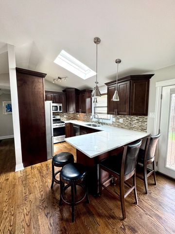 8057 Valley Drive, Palos Hills, IL 60465