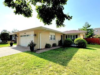 8057 Valley Drive, Palos Hills, IL 60465