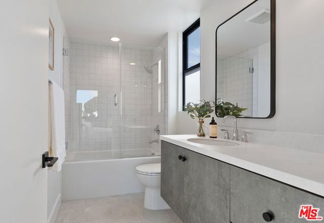 1324 Douglas Street, Los Angeles, CA 90026