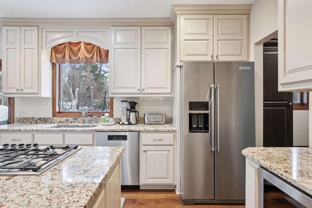 27 Scotch Pine Road, North Oaks, MN 55127