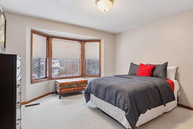 27 Scotch Pine Road, North Oaks, MN 55127