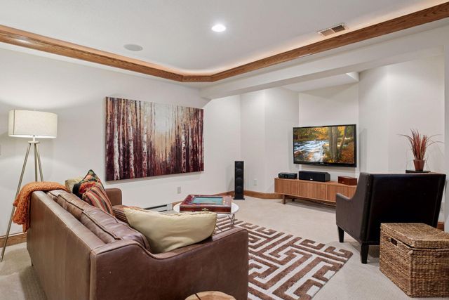 27 Scotch Pine Road, North Oaks, MN 55127