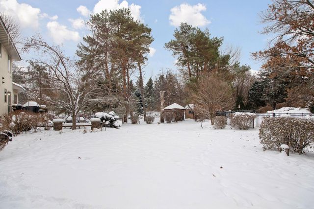 27 Scotch Pine Road, North Oaks, MN 55127