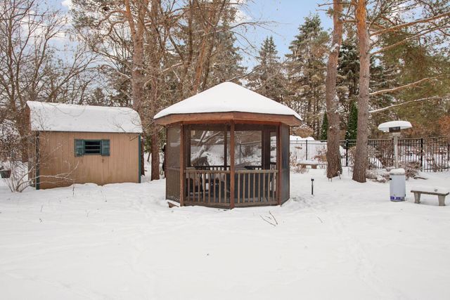 27 Scotch Pine Road, North Oaks, MN 55127