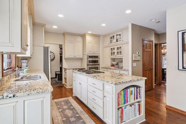 27 Scotch Pine Road, North Oaks, MN 55127