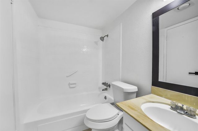 14703 Barryknoll Lane 11, Houston, TX 77079