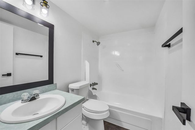 14703 Barryknoll Lane 11, Houston, TX 77079